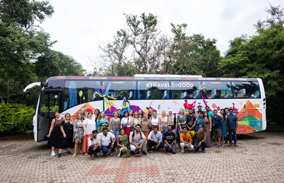Kerala Blog Express 7 bloggers in front of the branded bus